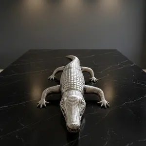 Sculpture de crocodile en métal faite à la main, figurine animale contemporaine, décoration de table, ornement de salon - Product Image 2