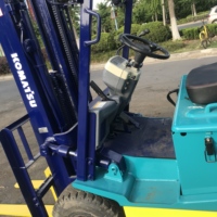 Chariot élévateur électrique d'occasion Komatsu, mini, mât 3 étages, batterie lithium-ion, pneus pleins, 2,5/3/5 tonnes, 48V