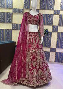 ชุดเลเฮนกาโชลีปักลายสีมารูนสำหรับเจ้าสาว พร้อมผ้าคลุมไหล่เน็ต – งานปักดิ้นทองและเลื่อมอย่างประณีต ชุดแต่งงานดีไซเนอร์สำหรับผู้หญิง - Product Image 3