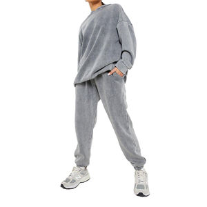 Ensemble de survêtement unisexe en polyester, comprenant un sweat à capuche imprimé et un pantalon de jogging coupe-vent, design uni délavé à l'acide, vente en gros - Product Image 1