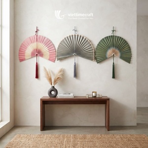 Éventail mural en bambou tressé à la main, décoration murale en rotin, art mural circulaire à pompons pour la décoration Horeca - Product Image 2