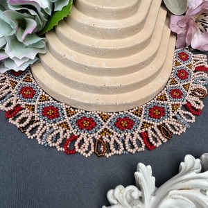 Collier de perles de verre de créateur brodé de bijoux artisanaux de luxe avec motifs de perles complexes pour mariages et réceptions - Product Image 2