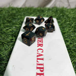 Jeu de dés polyédriques authentiques en polyuréthane noir, 7 pièces, DND Horn pour jeux de table à prix avantageux - Product Image 6