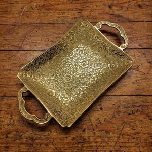 Plateau décoratif élégant en laiton, rectangulaire, gravé de motifs floraux, design traditionnel avec poignée, plateau de service pour la salle à manger - Product Image 1