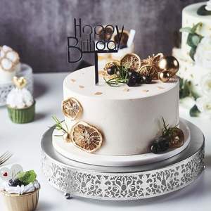 Support à gâteau en métal doré, fait main en aluminium, conçu pour une décoration audacieuse, un style de dessert moderne et des arrangements de table contemporains - Product Image 6