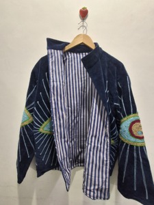 Veste d'hiver bohème brodée en velours vintage fait main, style Suzani, motif œil porte-bonheur, doublure en coton écologique, coupe classique, idéale pour les festivals - Product Image 4