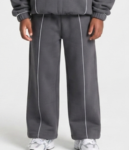 Ensemble de survêtement personnalisé gris foncé pour garçons avec lignes contrastées, sweat à capuche respirant en molleton de coton doux et pantalon de survêtement à jambes larges, fabrication OEM - Product Image 4