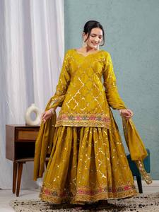 Traje de Seda Bordado WINE para Mujer, Ropa Tradicional de Boda, Largo hasta el Tobillo, Corte Regular, Estilo India Pakistán - Product Image 4