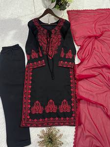 Elegante Conjunto de Kurti de Seda Romana Bordada con Dupatta de Georgette - Product Image 2