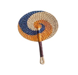 Éventail artisanal en jonc de mer bleu, orange et beige, tissé à la main, accessoire de rafraîchissement traditionnel en feuilles de palmier pour l'intérieur et les murs de la maison - Product Image 1