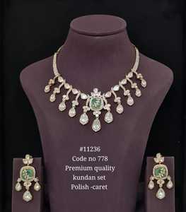 Ensemble collier et boucles d'oreilles Kundan de qualité supérieure avec pierre rouge plaquée or, design classique pour mariage, ensemble de bijoux pour femmes - Product Image 4
