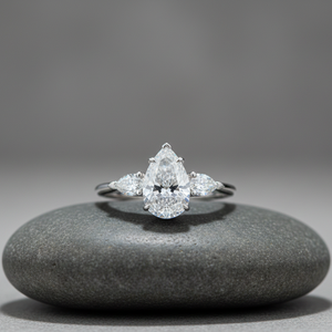 Bague de fiançailles ethnique en or blanc massif 14 carats avec diamant rond brillant cultivé en laboratoire, 3 pierres, bijoux fins pour femmes, Aniva - Product Image 3