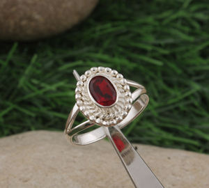 แหวนเงินแท้ 925 ประดับพลอยโกเมนแดงธรรมชาติ ดีไซน์วงแหวนแบบคลาสสิก ประดับลูกปัด เหมาะสำหรับงานปาร์ตี้  สำหรับผู้หญิง  หินประจำเดือนมกราคม - Product Image 5