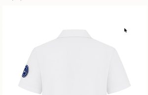 เสื้อกาวน์แพทย์สีขาว แขนสั้น ปกคอเว้า พร้อมตราสัญลักษณ์ - Product Image 1