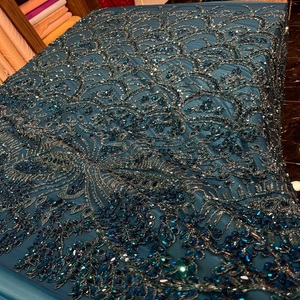 ผ้าลูกไม้คุณภาพสูงพร้อมงานปักลูกปัดและเลื่อมหนักสำหรับชุดแต่งงาน ชุดราตรี และการผลิตเสื้อผ้าดีไซเนอร์ - Product Image 1