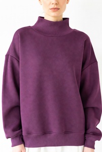 Femme élégante en sweat-shirt vert olive riche à col montant, orné d'un bordure en dentelle complexe au niveau du décolleté, offrant une coupe ample et douce. - Product Image 6