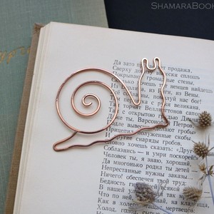 Marcapáginas de Cobre Hecho a Mano, Diseño Artístico en Alambre, Soporte de Página Metálico Duradero, Accesorio Premium para Libros, Regalo para Lectores, Estudiantes y Uso en Oficina - Product Image 6