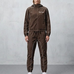 Chándal personalizado OEM para mujer: Chaqueta corta cortavientos con cremallera y paneles de ribete en contraste, y pantalones anchos con cordón. - Product Image 1
