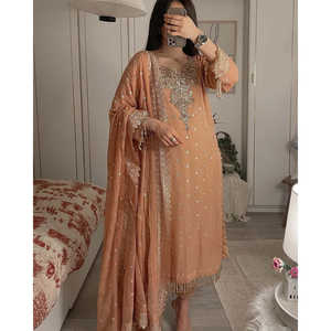 Conjunto de traje de fiesta para mujer de diseñador con parte superior inferior bordada y Dupatta con trabajo de secuencia - Product Image 5