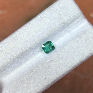 Esmeralda Natural de Zambia de 0.70 Ct, Verde Vibrante, Corte Escalonado, Piedra Preciosa Suelta para Joyería de Alta Gama, Anillos y Colgantes - Product Image 1