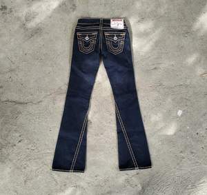 Jean en denim pour femme Power Venture Enterprises, en coton, délavage clair, avec strass, couleur contrastante, coupe chic, bords effilochés, style évasé - Product Image 5