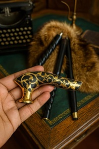 Bâtons de marche rustiques modernes en bois naturel écologique avec poignée en laiton poli, idéaux pour les cadeaux - Product Image 3