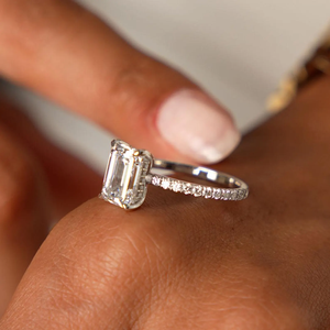 Bague de fiançailles en platine avec diamant taille émeraude et diamants latéraux, style classique, certifiée GIA, pour femme - Product Image 4