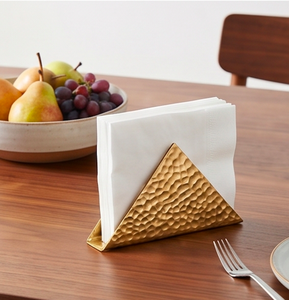 Porte-serviettes en métal plaqué or avec un design martelé élégant, parfait pour la maison, la cuisine, la vaisselle et le rangement élégant des serviettes. - Product Image 2