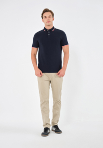 เสื้อโปโลผู้ชายผ้าฝ้ายแขนสั้นทรงปกติ สีพื้น แต่งขอบผ้าถัก - Product Image 4