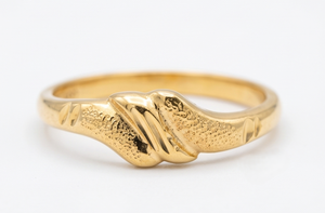 DIVYORO FEMALE CLASSIC แหวนลายคลื่นชุบทอง 22K - Product Image 1