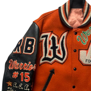 เสื้อแจ็คเก็ตวาร์ซิตี้สีส้มสำหรับผู้ชายแบบสั่งทำพิเศษ พร้อมแขนหนัง ปักอักษรติดเสื้อ และติดกระดุม เหมาะสำหรับใส่ในช่วงฤดูใบไม้ร่วง - Product Image 5