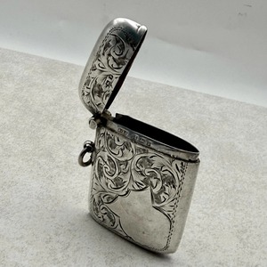 Boîte à allumettes vintage en argent avec motif floral gravé, durable pour un usage domestique - Product Image 1