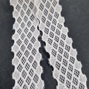 Tela de Encaje Elástica Ligera con Patrón de Diamantes, Ribete Elástico Festoneado de 2.5 cm para Lencería, Ropa Interior y Prendas de Vestir - Product Image 3