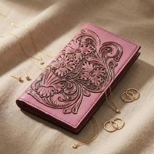 Cartera Larga Bifold de Cuero 100% Genuino Color Rosa para Mujer con Grabados Florales y Múltiples Ranuras para Tarjetas y Pasaporte - Product Image 1