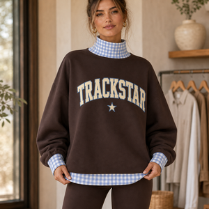 เสื้อสเวตเชิ้ตคอเต่าสีน้ำตาลช็อกโกแลตสำหรับผู้หญิง แต่งขอบผ้าลายตารางสีน้ำเงิน ปักลายครีม ขอบปักลาย Trackstar แบบสั่งทำพิเศษ - Product Image 1