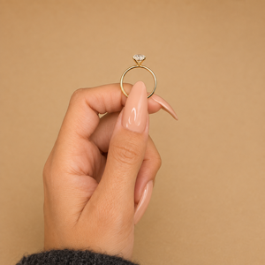 Anillo de Compromiso Solitario con Diamante Ovalado de 2 Quilates Cultivado en Laboratorio, Oro Amarillo de 14K, Certificado IGI, Claridad VVS2, Color E, Diseño Minimalista - Product Image 3