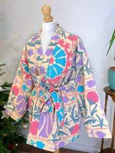 Chaqueta de Algodón Bordada a Mano Estilo Suzani para Mujer con Cinturón Ajustable, Base Crema, Diseño Floral Multicolor, Estilo Bohemio Étnico - Product Image 2