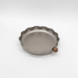 Plateau de service moderne en métal à bords festonnés avec poignée en bois, finition martelée unique, assiette ronde décorative pour la cuisine et la salle à manger - Product Image 1