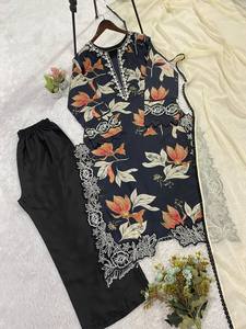 Tenue pakistanaise inspirée de HANIA AMIR pour la saison estivale, avec haut brodé, pantalon plazzo et dupatta. - Product Image 5