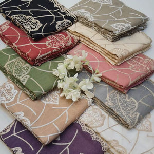 Elegante chal de moda con bordado floral y encaje en tela de lino y algodón, 12 colores, detalles de encaje en el borde, borde deshilachado delicado. - Product Image 1