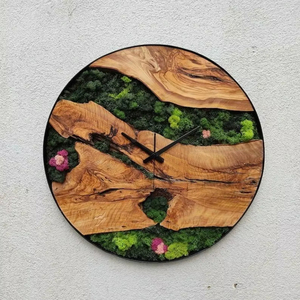 Reloj de Pared de Madera de Olivo y Musgo Hecho a Mano: Decoración Personalizada para el Hogar - Product Image 1