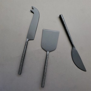 Juego de cuchillos para queso con acabado negro, muy vendidos para hoteles, herramientas de metal martillado para servir queso en tablas de quesos y decoración de mesa - Product Image 1