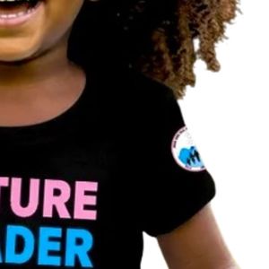 เสื้อยืดแขนสั้นลายกราฟิกสำหรับเด็กผู้หญิง สีดำ พิมพ์ลายตัวอักษร Future Leader คอกลม สวมใส่สบาย น้ำหนักเบา เหมาะสำหรับทุกวัน - Product Image 3