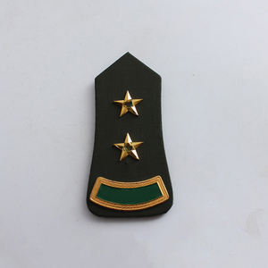 Epaulettes clásicos de alta calidad con flecos y trenzas, ideales como accesorios. - Product Image 4