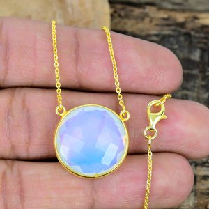 Pendientes de Gancho Hechos a Mano con Ópalo Natural en Forma Redonda, Baño de Oro de 18k sobre Plata de Ley 925 - Product Image 1