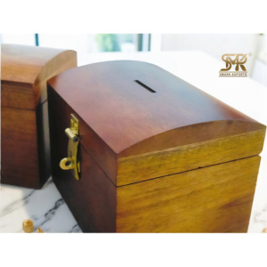 Caisse d'épargne en bois traditionnelle avec serrure pour enfants pièces de monnaie et stockage de devises idéal pour la décoration intérieure ou les cadeaux de retour d'anniversaire - Product Image 1