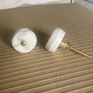 Bouton minimaliste en marbre blanc naturel avec centre en laiton |   Quincaillerie de luxe pour armoires et tiroirs de cuisine et de chambre - Product Image 2