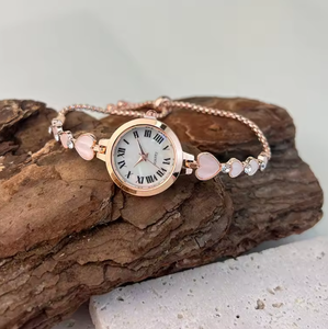 Reloj de pulsera circular de moda para mujer, venta al por mayor de fábrica, reloj de cuarzo con números romanos, nuevo estilo, regalo para mujer - Product Image 1