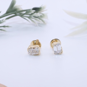 Boucles d'oreilles clous en or jaune avec diamant de laboratoire taille émeraude, serti clos, style solitaire, à visser, bijoux fins pour cadeau - Product Image 3