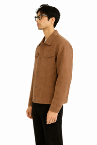 Chaqueta Estilo Camionero de Gamuza Marrón Premium para Hombre, Cierre Clásico con Botones, Corte Entallado Elegante, Tela Suave y Duradera - Product Image 3